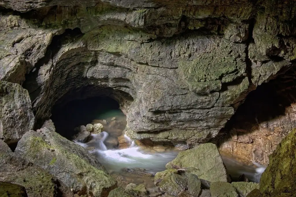 Pourquoi pratiquer la spéléologie chaude en Ariège ?